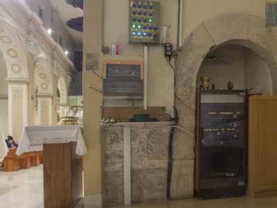 Salendo sul presbiterio, in corrispondenza del pilastro sulla sinistra, notiamo poi un arco decisamente antico: � ci� che resta di uno degli ingressi laterali della vecchia facciata rinascimentale